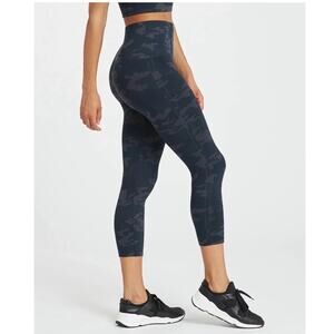 🆕 NWOT SPANX Look At Me Now Seamless Camo Cropped Leggings Shapewear Size Small